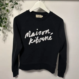 Maison Kitsuné sweatshirt  - Riktigt snygg och väldigt eftertraktad Maison Kitsuné sweatshirt i gott skick utöver en defekt på vänster sida av tröjan som inte syns alls då den täcks av vänsterarmen. Tveka inte för att skriva om ni har några funderingar🤩