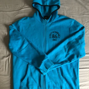 Peak performance hoodie  - Jag säljer min peak performance hoodie för att jag har tröttnat på den, inte använd på flera år och är i bra skick.