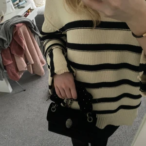 Kurt geiger väska - Jag säljer min svarta Kurt Geiger väska 💕💕 den är ganska använd så säljer den för  800kr (nypris ca 2000kr) 👌🏻 Pris går dock att diskuteras! 