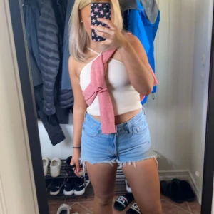 Jeans shorts - Snygga jenas shorts från levis, storlek m, sparsamt använda🥰