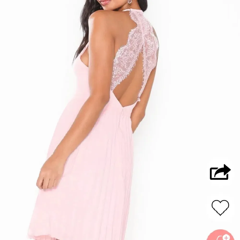 En jättefin rosa klänning från Nelly, aldrig använd. Nypris 599 kr ❤️‍🔥 100 kr plus frakt 🤝. Klänningar.