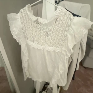 vit blus - lånad första bild, 2 andra är mina egna superfin somrig blus från mango som inte går att köpa längre, säljer eftersom jag aldrig använt så i toppskick💕 