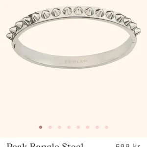 Peak bangle silver - Jag slutade andvända den när jag började med guldsmycken. Ordinarie pris 600💕 pris kan diskuteras 💗💗