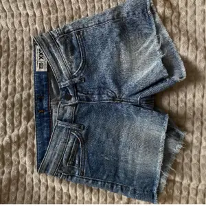 Säljer dessa jätte fina jeansshorts från Crocker. De är lågmidjade och blågråa. Använd endast 3 gånger och är super snygga. De är i mycket gottskick och finns inga skador på dem. Perfekta nu till sommaren!🌟