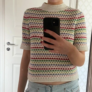 Stickad T-shirt  - Cool och unik grovstickad t-shirt från Zara  Nyskick och inga defekter förekommer   Stl. S