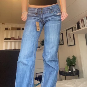 Fishbone Jeans - Skitsnygga lågmidjade jeans från märket fishbone💕 är köpta på sellpy och har aldrig använt dem då de är för små för mig (W25)💗så synd för de är perfekt lågmidjade och bootcut😩skriv gärna vid intresse/fler bilder 💓Köparen står för frakt. SKRIV FÖRST 