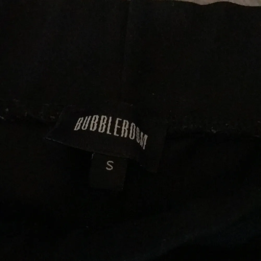 Säljer ett par svarta byxor från bubbleroom i storlek S. Liknar kostym byxor men dessa har slits ner till se bild. Väldigt fina och är i bra skick .. Jeans & Byxor.