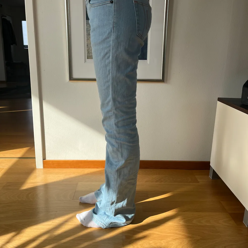 Här säljer vi ett par snygga låg midjade jeans i en ljus blå färg. Dem har innerbenslängden 81 cm och midjan mätt rakt över är 40 cm! . Jeans & Byxor.