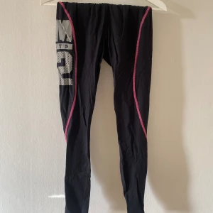 Tränings tights  - Tränings tights från MM sport. Knytband i midjan. Mycket bra skick. Storlek S, men väldigt små i storlek. 