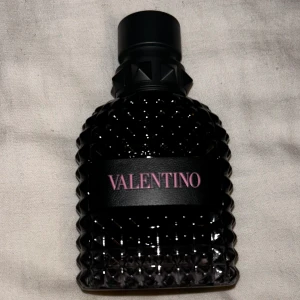 Valentino Born In Roma Eau de toilette 50ml - Knappt använd. Säljer för att lukten ej passar mig. Ny pris 700-800kr. Mitt pris: 600kr