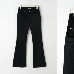 Svarta Bootcut jeans  - Säljer mina svarta Bootcut jeans då dom inte kommer till användning💋säljer dom för 350kr + frakt!