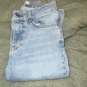 Gina trichot jeans i storlek 36 inga effekter förutom där nere annars inga mer de utsvängda jeans köpt i Gina normal pris 499kr snabbaffär säljer billigare bilder oså privat!❣️