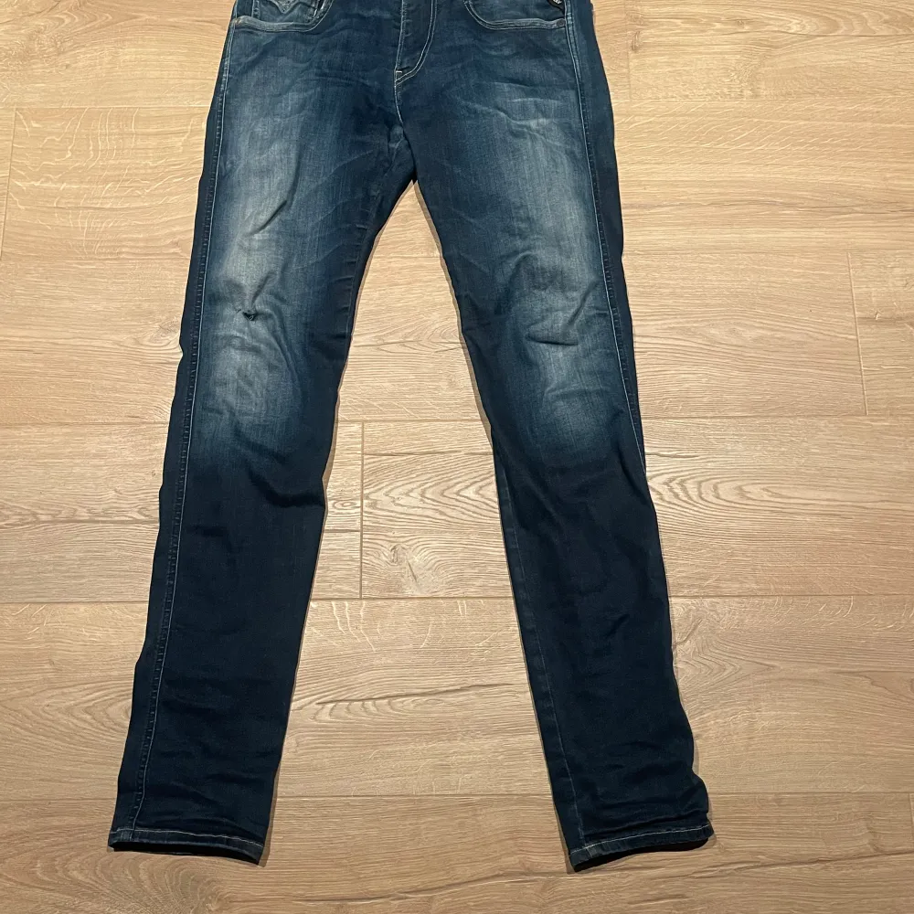 Ett par mörkblåa Replay anbass jeans som är riktigt snygga. Gylfen är dock halft trasig men går att laga. Jeans & Byxor.