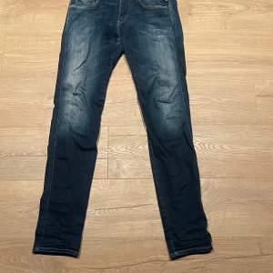 Ett par mörkblåa Replay anbass jeans som är riktigt snygga. Gylfen är dock halft trasig men går att laga