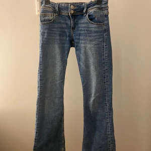 Bootcut Jeans - Blåa bootcut Jeans från Gina Young. Inga defekter de är i jättebra skick, nästan oanvända. Skriv till mig om frågor osv och köp gärna på köp nu💞