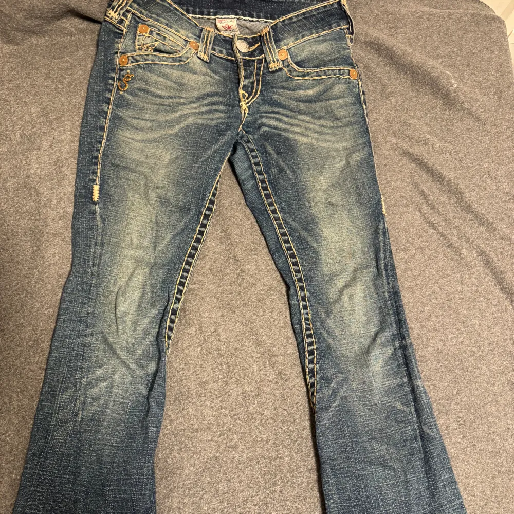 Säljer skit snygga true religion jeans. De är lowwaist med en lättbootcut❤️❤️ jättebra skick passar dom som är 167 och under, skriv privat för mått elr bilder osv.🥰. Jeans & Byxor.