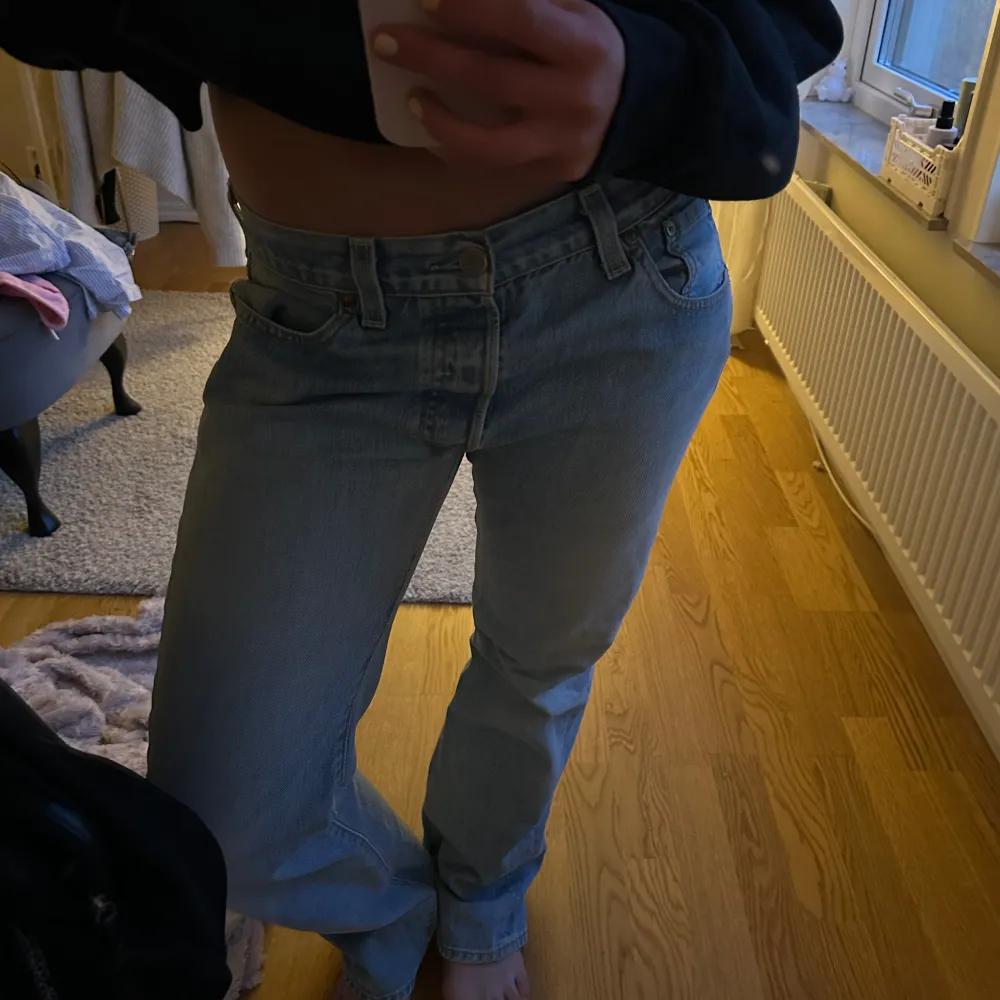 Jeans som sitter mid/low beroende på hur man har dom, de sitter low och lite oversized på mig som vanligtvis har xs. Straight legs. Det står storlek 30/32 på jeansen. Väl använda. Jeans & Byxor.