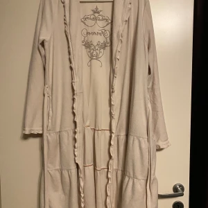 Feminin morgonrock  - Säljes i begagnat men fortfarande fint skick. En Sten fattas på ryggen, men det är ingenting som syns. Väldigt skön!