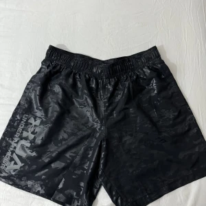 Fräscha Under Armour shorts - Knappt använda svarta Under Armour shorts i storlek XL. De har alltid varit små på mig