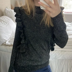 Glitter topp💕 - Glittrig tröja från shk PARIS den har volanger på kanterna och ner på ryggen super fin och super skön💕