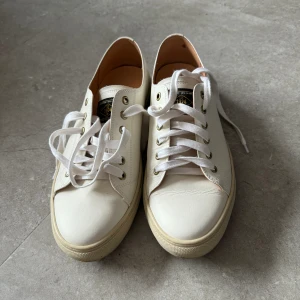 Cremefärgade sneakers  - Fina sneakers som knappt är använda 