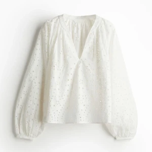 Vit blus med broderie anglaise - Säljer denna oanvända slutsålda blus från hm med så fina broderier. Storlek xs, passar xs/s