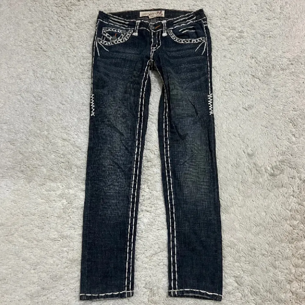 Lowrise jeans med strass, i perfekt skick 💕 Midjan 83cm och innerbens är 75cm 🩶. Jeans & Byxor.