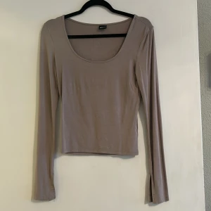 Gina Tricot topp i färg  black iris - Bra skick, knappt använd 