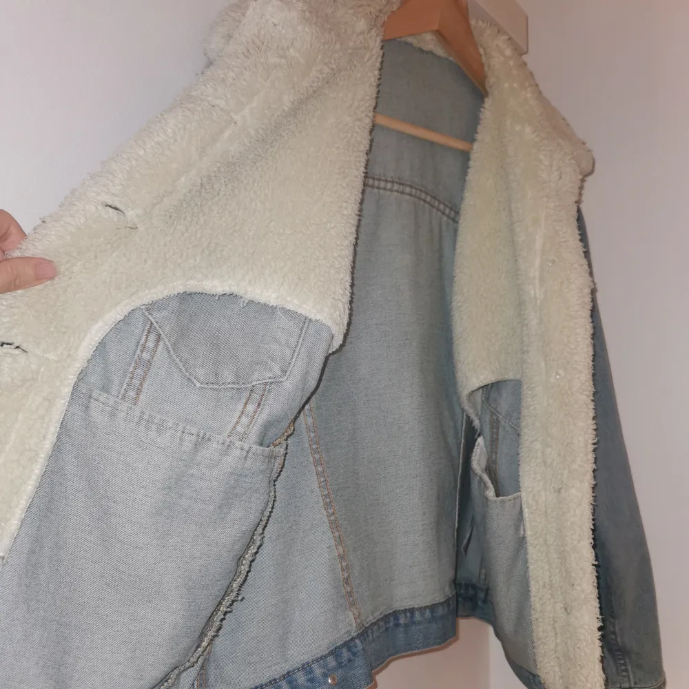 Jeans jacka med 2 stora innerfickor. Jättefin jacka. Storlek XS-S . Jackor.