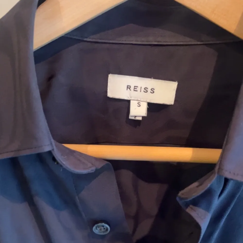 Tja säljer en unik skjorta från Reiss med ett fett mönster. Den är i strl S fits M också. Sparsamt använd inga fel eller slitningar. Nypris ligger på 1.300kr. Skjortor.