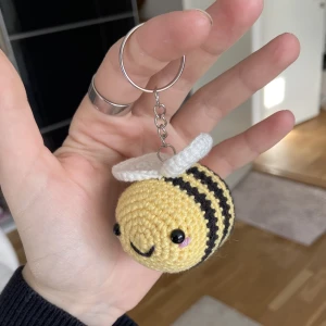 Virkade bi nyckelringar  - Söta nyckelringar som ser ut som bin! Säljer för 65kr st! 
