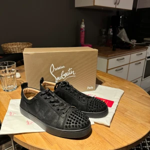 Louboutins - Loubs i fint skick använt några gånger allt på bild fås med, finns även extra nitar Storlek 43 herr Pris kan diskuteras vid snabb smidig affär  Byten kan va intressant 