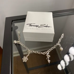 Thomas Sabo berlockarmband  - Thomas Sabo berlockarmband. Modellen finns ej längre att köpa, då jag fick det i present för flera år sedan. Aldrig använt