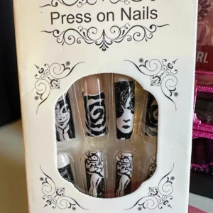 Press on naglar med Japanskt motiv - Superläckra Japansk serietidnings inspirerande stick on naglar Helt nya i förpackningen  24 st i paket storlek medium med fil och kuddar Jag använder vanligt lim då sitter dom jättebra