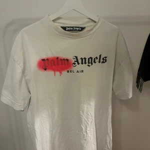 Palm angels ts shirt - Köpt på abcd för 2200kr och är i bra skicka! Storlek xl men passar även L! Hör av er vid frågor!
