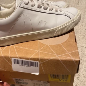 Veja skor - Laddar upp mina veja skor igen, använda 1 gång. Kommer såklart i originalbox 