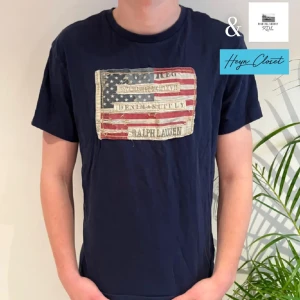 Denim & Supply Ralph Lauren T-shirt  - Tja, säljer denna tvär laidback tishan av polo, hör av er för fler eventuella frågor!    tishan är guzz magnet