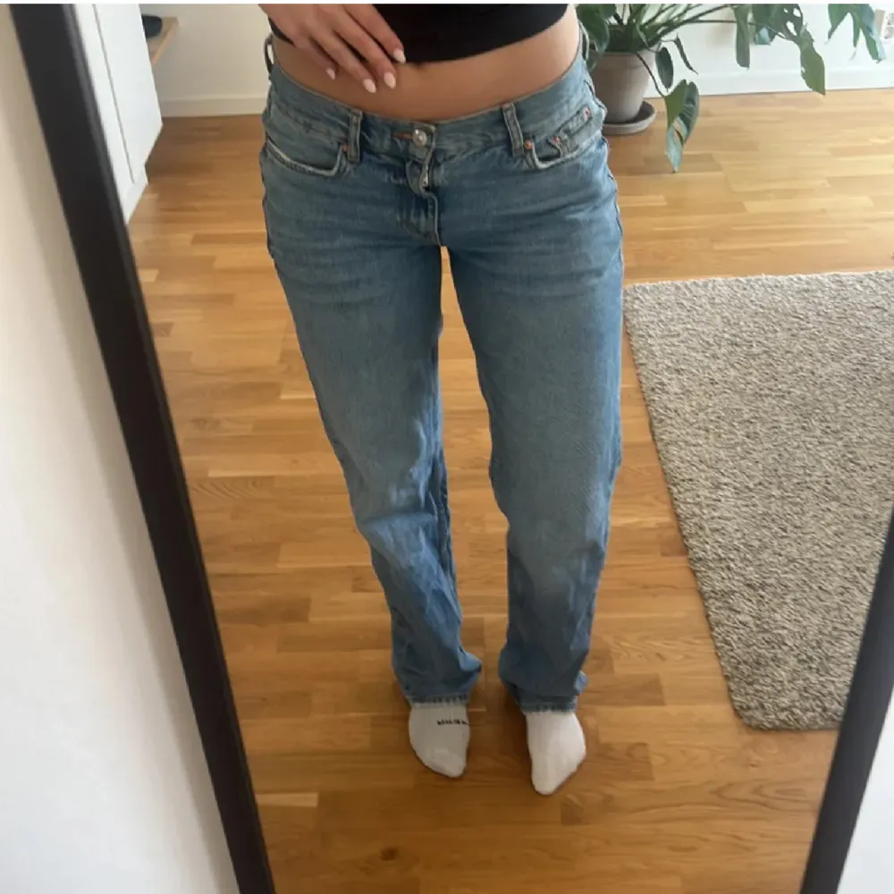 Lågmidjade jeans från Gina Tricot som sitter jättesnyggt. Kommer inte till användning 💓. Jeans & Byxor.