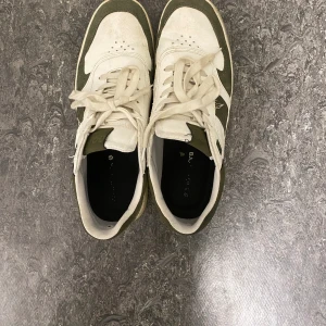 Björn Borg skor  - Björn Borg skor, storlek 44, relativt smutsiga samt använda ett par gågmer , väldigt sköna och bekväma och passar till det mesta . Ordinarie pris 800kr men säljer för 200kr