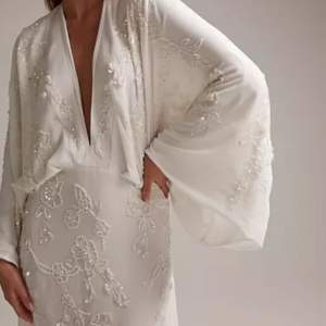 Slutsåld på hemsidan! ASOS design Lisa, bal- eller brudklänning.  Storlek 34. Säljer för 4000kr