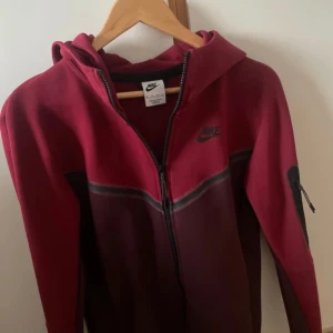 Nike tech fleece hoodie - Endast använd några gånger, i nyskick. Storlek XS lite större i storleken så passar även S i vissa fall. 