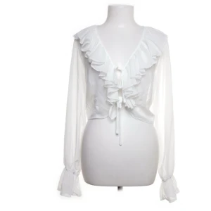 vit topp - Supersöt vit topp/blus🤍🤍säljes då den inte kommer till användning, den är ifrån shein men i jätte skönt tyg🤍Bara att skriva om du vill ha flera bilder