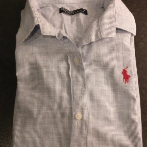 Skjorta dam - Bomullsskjorta i jättefint skick. 100% bomull. Passar stl S-M.Ej orginal  Blå och vit randig