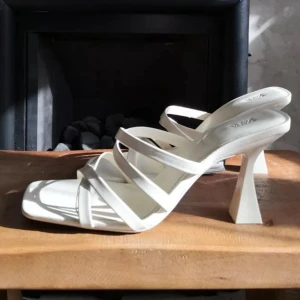 Zara  - Oanvända creme-vita klackar från zara Köpare står för frakt