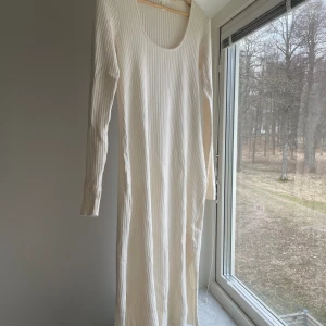 Superfin stickad klänning!  - Väldigt mjuk och skön stickad klänning, endast använd 1 gång så är i princip som ny. Den har en slits på varje sida och även en liten slits längst ut i ärmen. Den är i M och passar mig som har S och skulle även passa L då den är stretchig💛