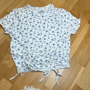 En vit t-shirt med blå blommor  - Det är baby tee mer för 8-10  åringar.  Ett bra skick💗 PS: Ni får betala frakten! 
