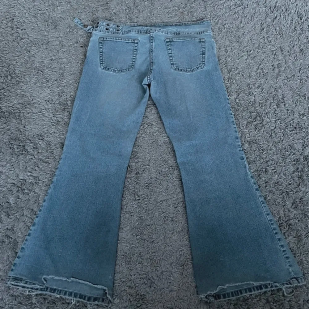 Så snygga jeans! Passar mig som har storlek M men är storlek L💕 Midjemåttet är 43 cm och innerbenslängden är 74 cm. Jeans & Byxor.