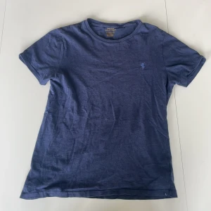 Ralph lauren T-shirt - En Ralph lauren T-shirt i nyskick. Tröjan är i storlek 170 slim fit.  Ursprungspris: 800kr Vårt pris: 250kr