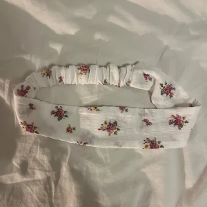 Hårband - Superfint hårband, perfekt nu till våren och sommaren. Hårbandet är egensytt i återvunnet tyg. 🌸☀️🍓 Bredd cirka: 5,5cm
