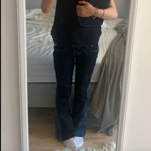 Mörkblåa lågmidjade Bootcut Jeans - Sååå snygga jeans som jag har sytt om själv till Bootcut. Midjemått 34cm rakt över och Innerbens längden är 78cm verkligen så snygga och trendiga